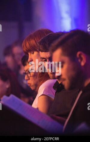 Das Dowsing Sound Collective spielt in der St Leonard's Church in Shoreditch, London Stockfoto