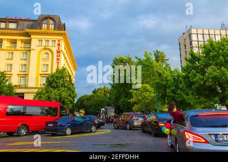 Jugendliche Schulabgänger in eleganten Ballkleid und Kostümen gekleidet Kommen mit Autos zum Restaurant für die Abschlussball Tag Party, Plovdiv, Bulgarien Stockfoto