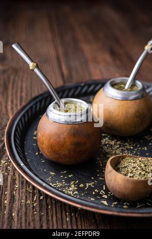 Gesundes Getränk, klassischer Yerba Mate Tee in einem Kürbis mit Mobilla auf Holzhintergrund Stockfoto