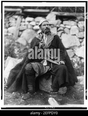 Alte Bauern mit Dolch und lange rauchen Pfeife, Mestia, Svanetien, Georgien (Republik) Stockfoto