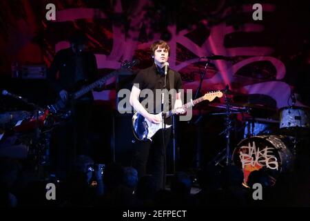 Jake Bugg und seine Band spielen das Finale ihrer vier kleinen, intimen Veranstaltungsorte in London in der Bush Hall. Stockfoto