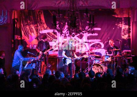 Jake Bugg und seine Band spielen das Finale ihrer vier kleinen, intimen Veranstaltungsorte in London in der Bush Hall. Stockfoto