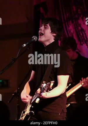 Jake Bugg und seine Band spielen das Finale ihrer vier kleinen, intimen Veranstaltungsorte in London in der Bush Hall. Stockfoto