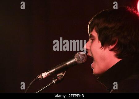 Jake Bugg und seine Band spielen das Finale ihrer vier kleinen, intimen Veranstaltungsorte in London in der Bush Hall. Stockfoto