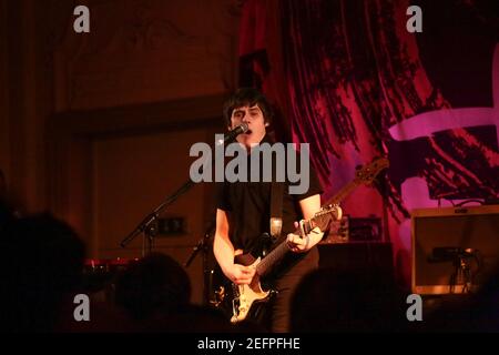 Jake Bugg und seine Band spielen das Finale ihrer vier kleinen, intimen Veranstaltungsorte in London in der Bush Hall. Stockfoto