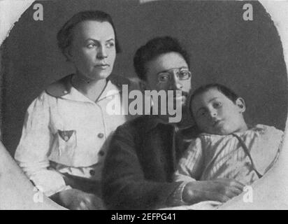 Altes Russland - Jakov Swerdlov 1918-1919 mit seiner Familie. Stockfoto