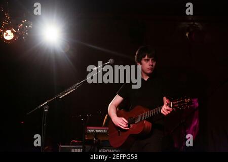 Jake Bugg und seine Band spielen das Finale ihrer vier kleinen, intimen Veranstaltungsorte in London in der Bush Hall. Stockfoto