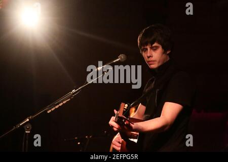 Jake Bugg und seine Band spielen das Finale ihrer vier kleinen, intimen Veranstaltungsorte in London in der Bush Hall. Stockfoto