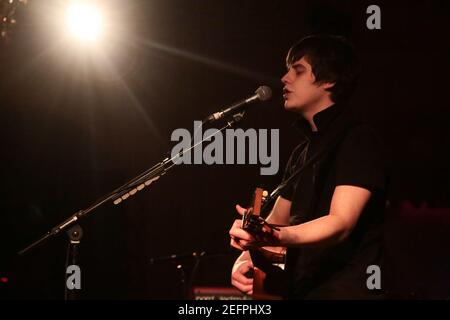 Jake Bugg und seine Band spielen das Finale ihrer vier kleinen, intimen Veranstaltungsorte in London in der Bush Hall. Stockfoto