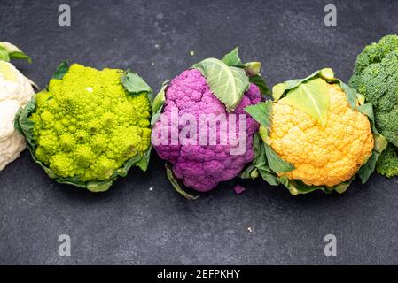 Violette, gelbe, weiße und grüne Blumenkohl Stockfoto