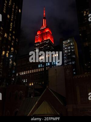 Das Empire State Building ist rot beleuchtet, um die bevorstehende Landung des NASA-Perseverance-Rover auf der Oberfläche des Mars am 16. Februar 2021 in New York City zu feiern. Beharrlichkeit wird nach Zeichen des alten mikrobiellen Lebens suchen. Quelle: Planetpix/Alamy Live News