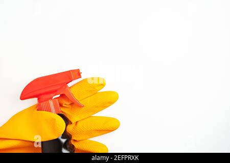 Schwarzes Reinigungsspray in der Hand in orangefarbenem Handschuh auf weißem Hintergrund. Reinigung, Sauberkeit und Haushalt Chemikalien Konzept Stockfoto