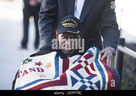 Der älteste bekannte Veteran des Zweiten Weltkriegs besucht den Nationalfriedhof von Arlington (23508875311). Stockfoto