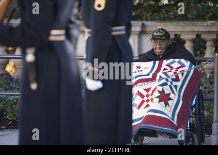 Der älteste bekannte Veteran des Zweiten Weltkriegs besucht den Nationalfriedhof von Arlington (22964227973). Stockfoto