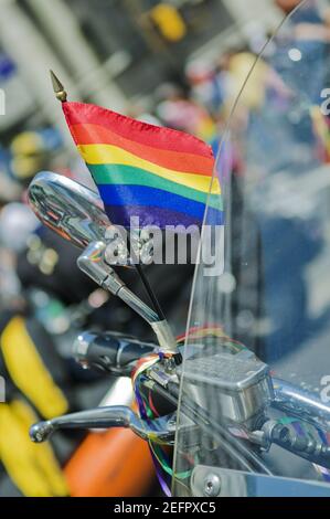 Die Regenbogenflagge schmückt ein Fahrrad am New York Pride Stockfoto