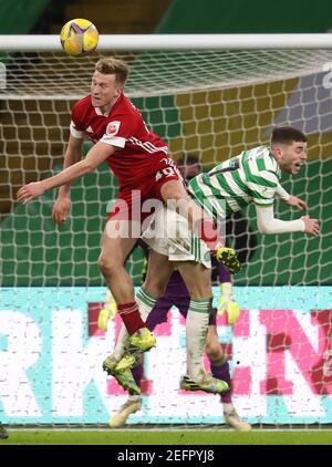 Aberdeen's Ross McCrorie (links) und Celtic's Ryan Christie kämpfen während des schottischen Premiership-Spiels im Celtic Park, Glasgow, um den Ball. Bilddatum: Mittwoch, 17. Februar 2021. Stockfoto