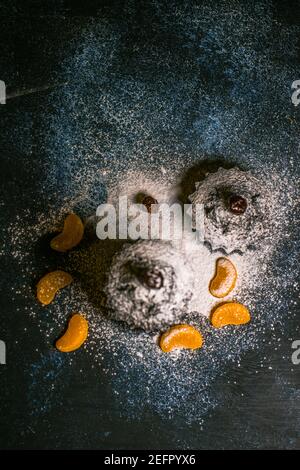 Schokoladen-Muffins bestreut mit Leckereien mit Kirschen und Schokolade und Kakao Stockfoto