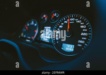 Nahaufnahme von einem Tachometer im Auto. Armaturenbrett mit Details mit Anzeigelampen und Instrumententafel. Moderne Einrichtung Stockfoto