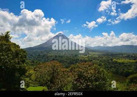 Landschaft Panoramabild vom Vulkan Arenal neben dem Regenwald, Costa Rica Pazifik, Nationalpark, tolle Aussicht Stockfoto