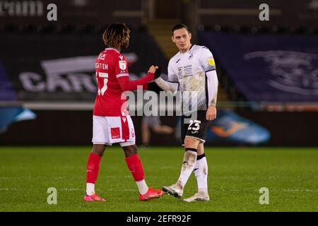 Swansea, Großbritannien. Februar 2021, 17th. Alex Migden von Nottingham Forest (L) und Connor Roberts von Swansea City (R) in Vollzeit. EFL Skybet Championship match, Swansea City gegen Nottingham Forest im Liberty Stadium in Swansea am Mittwoch, 17th. Februar 2021. Dieses Bild darf nur für redaktionelle Zwecke verwendet werden. Nur redaktionelle Verwendung, Lizenz für kommerzielle Nutzung erforderlich. Keine Verwendung in Wetten, Spiele oder ein einzelner Club / Liga / Spieler Publikationen. PIC von Lewis Mitchell / Andrew Orchard Sport Fotografie / Alamy Live News Kredit: Andrew Orchard Sport Fotografie / Alamy Live News Stockfoto