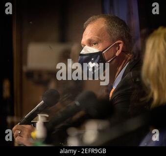 Pasadena, Vereinigte Staaten Von Amerika. Februar 2021, 16th. Thomas Zurbuchen, stellvertretender Administrator des NASA Science Mission Directorate, kommentiert während einer NASA Perseverance Rover Mission Engineering and Technology Overview am NASA Jet Propulsion Laboratory, 16. Februar 2021 in Pasadena, Kalifornien. Der Perseverance Mars Rover soll am 18. Februar auf dem Mars landen, um nach Zeichen des alten mikrobiellen Lebens zu suchen. Quelle: Planetpix/Alamy Live News Stockfoto