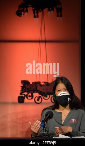 Pasadena, Vereinigte Staaten Von Amerika. Februar 2021, 16th. NASA Ingenuity Project Manager, JPL, Mimi Aung, kommentiert während einer NASA Perseverance Rover Mission Engineering and Technology Overview am NASA Jet Propulsion Laboratory 16. Februar 2021 in Pasadena, Kalifornien. Der Perseverance Mars Rover soll am 18. Februar auf dem Mars landen, um nach Zeichen des alten mikrobiellen Lebens zu suchen. Quelle: Planetpix/Alamy Live News Stockfoto