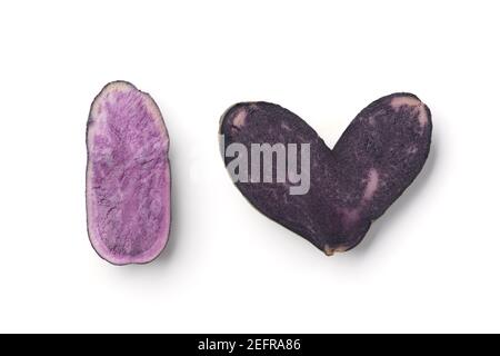 I Herz Symbole von geschnitten lila, blaue Kartoffeln isoliert auf weißem Hintergrund. Stockfoto