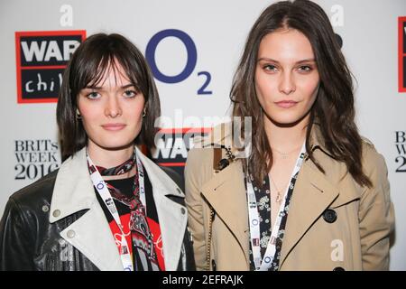 Sam Rollinson (links) und Charlotte Wiggins bei der Ankunft im Krieg Kindergeld Gig von Florence and the Machine in St. John in der Hackney Church in London AS Stockfoto