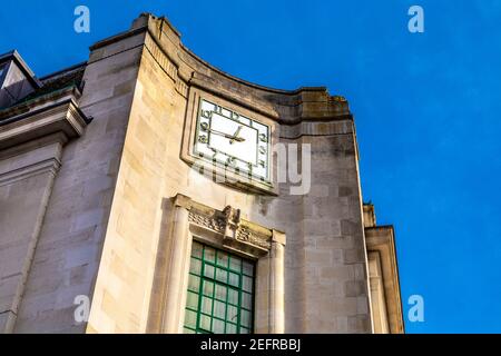 Uhr an der Fassade des Art déco-Hauses in Woolwich, London, Großbritannien Stockfoto