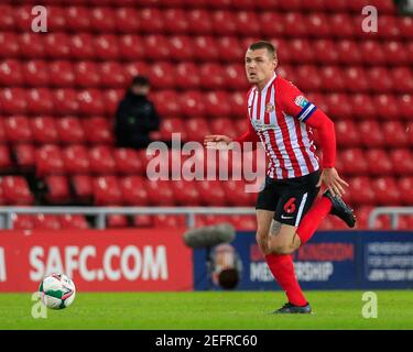 Sunderland, Großbritannien. Februar 2021, 17th. Max Power #6 von Sunderland mit dem Ball in Sunderland, UK am 2/17/2021. (Foto von Iam Burn/News Images/Sipa USA) Quelle: SIPA USA/Alamy Live News Stockfoto