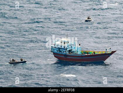 Ein US Navy Search and Boarding Team vom Arleigh Burke-Klasse Lenkrakete Zerstörer USS Winston S. Churchill Bord eines nicht geflammten Dhow-Schiff 12. Februar 2021off die Küste von Somalia. Die Matrosen beschlagnahmten eine illegale Lieferung von Waffen, die nach Somalia gefesselt wurden. Stockfoto