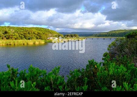 Der Blick nach Norden entlang des Aire River mit dem Campingplatz und der Brücke im Hintergrund, Victoria, Australien Stockfoto