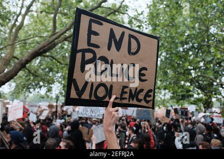 LONDON - 3rd. JUNI 2020: Black Lives Matter Protest auf Speakers Corner in London. Ein Schild mit der Aufschrift „Ende Polizeigewalt“ Stockfoto