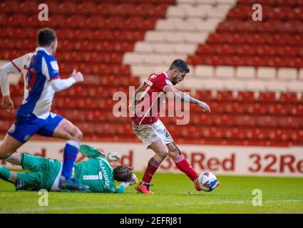 Oakwell Stadium, Barnsley, Yorkshire, Großbritannien. Februar 2021, 17th. English Football League Championship Football, Barnsley FC gegen Blackburn Rovers; Alex Mowatt von Barnsley dribbelt vorbei Thomas Kaminski von Blackburn Rovers schießt und slots in Barnsley's Sekunde, um es 2-0 Credit: Action Plus Sports/Alamy Live News Stockfoto