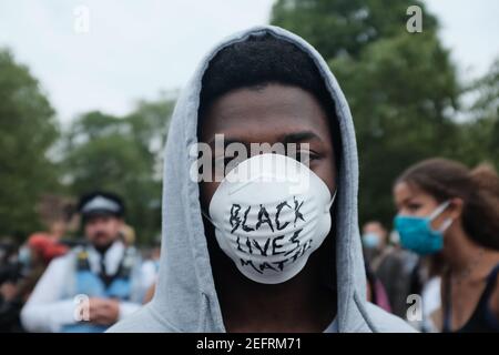 LONDON - 3rd. JUNI 2020: Black Lives Matter Protest auf Speakers Corner in London. Ein Junge trägt eine Gesichtsbedeckung und sagt: „Black Lives Matter“ Stockfoto