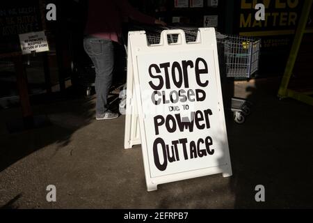 Geschäft geschlossen wegen Stromausfall Schild ist an einem New Seasons Market, ein Lebensmittelgeschäft in Lake Oswego, Oregon, am 16. Februar 2021, nach Wintersturm gesehen. Stockfoto