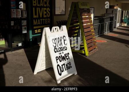 Geschäft geschlossen wegen Stromausfall Schild ist an einem New Seasons Market, ein Lebensmittelgeschäft in Lake Oswego, Oregon, am 16. Februar 2021, nach Wintersturm gesehen. Stockfoto