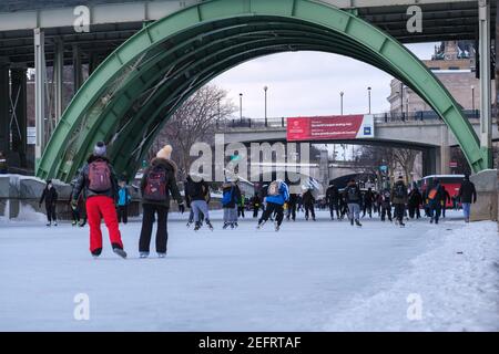 Ottawa, Ontario, Kanada - 6. Februar 2021: Die Menschen skaten auf dem gefrorenen Rideau Canal Skateway. Stockfoto