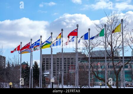 Ottawa, Ontario, Kanada - 6. Februar 2021: Die Flaggen der zehn Provinzen und drei Territorien Kanadas fliegen neben der kanadischen Nationalflagge. Stockfoto