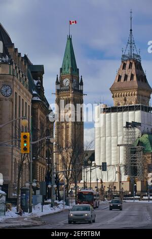 Ottawa, Ontario, Kanada - 6. Februar 2021: Der Peace Tower steht hinter leichtem Verkehr auf der Elgin Street in der Innenstadt von Ottawa. Stockfoto