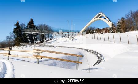 Die Skisprungschanze St. Georg und das Skiliftkarussell (Skiliftkarussell) im Winter bei Winterberg im Hochsauerland Nordrhein-Westfalen Stockfoto