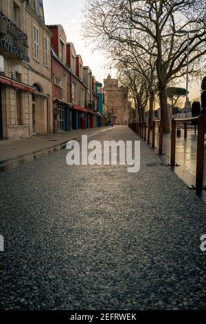 Leere Straße am Abend in La rochelle, Frankreich. Saint Nicolas Turm im Hintergrund Stockfoto