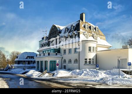 Das Rathaus im verschneiten Winterberg im Hochsauerland Landkreis Nordrhein-Westfalen Stockfoto