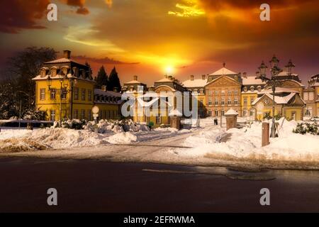 Panoramablick bei Sonnenuntergang auf die Architektur des Arolsen Schloss in Bad Arolsen im Sauerland in Deutschland Stockfoto