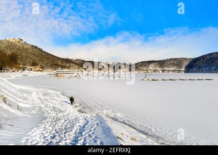 Wunderschöne Schneelandschaft mit Ausflugsschiff am Edersee im Winter. Stockfoto