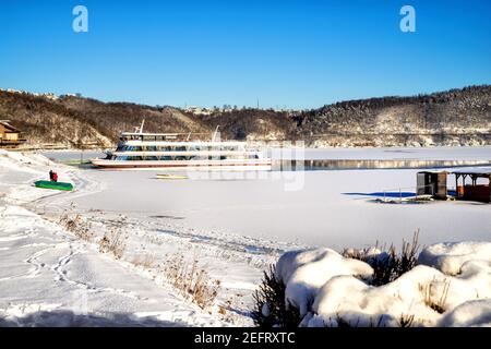 Wunderschöne Schneelandschaft mit Ausflugsschiff am Edersee im Winter. Stockfoto