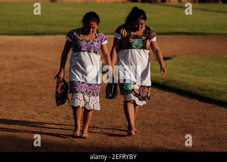 Non Exclusive: TULUM, MEXIKO - FEBRUAR 16: Eine Gruppe Maya-Frauen aus einer kleinen Stadt 'Hondzonot', Softball in einer lokalen Liga spielen, barfuß spielen und Stockfoto