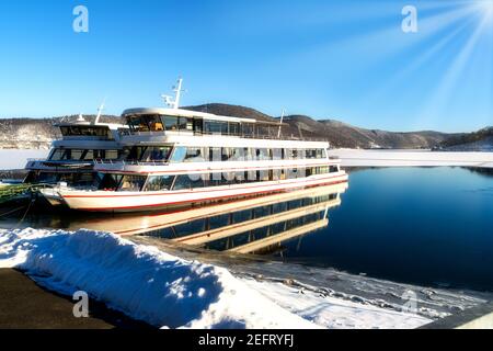 Wunderschöne Schneelandschaft mit Ausflugsschiff am Edersee im Winter. Stockfoto