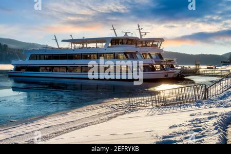 Wunderschöne Schneelandschaft mit Ausflugsschiff am Edersee im Winter. Stockfoto