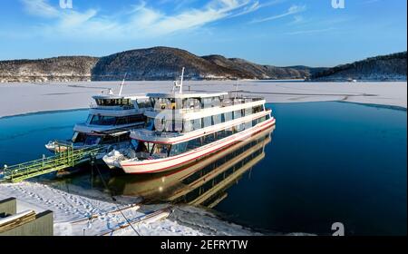 Wunderschöne Schneelandschaft mit Ausflugsschiff am Edersee im Winter. Stockfoto